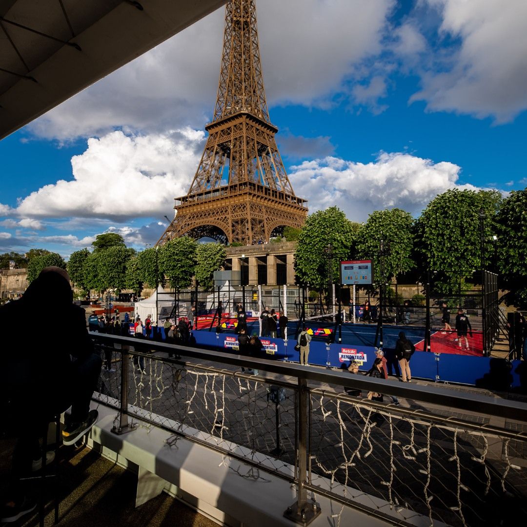 Pista de pádel en los pies de la Torre Eiffel