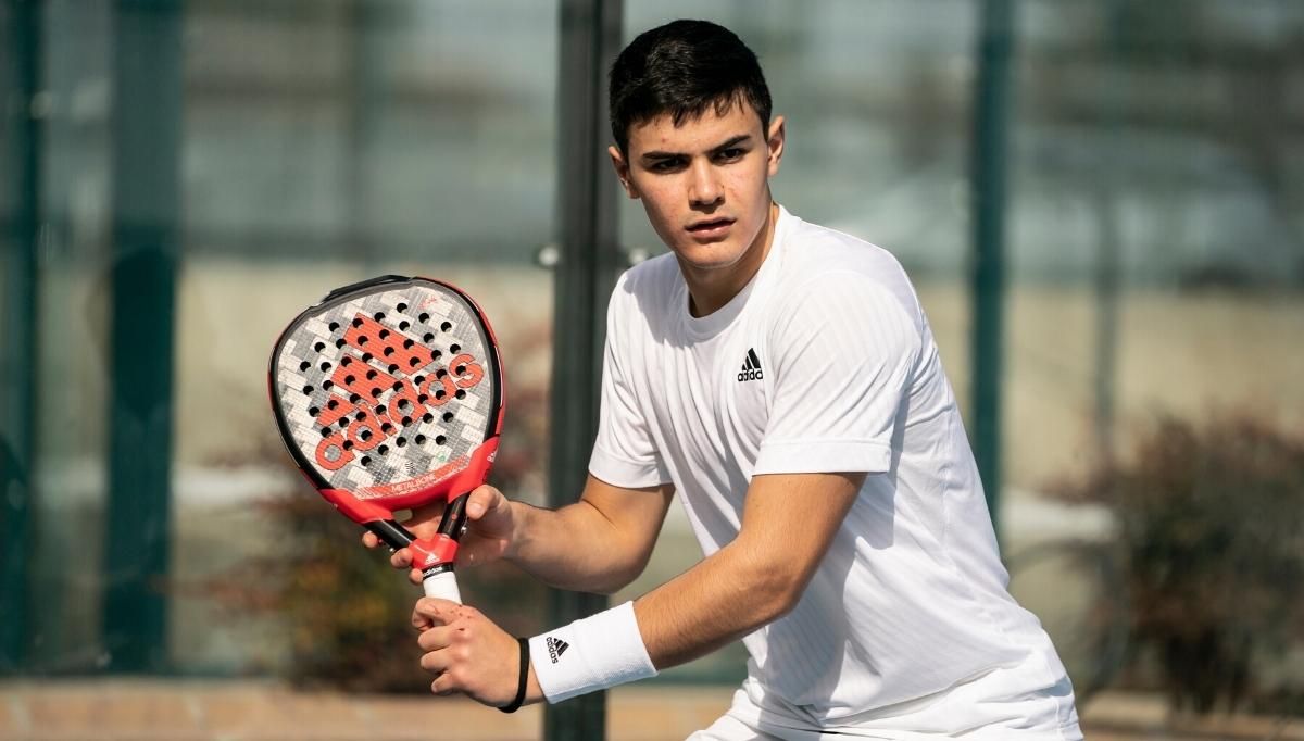 Pablo Cardona firma su primer contrato como profesional con adidas padel