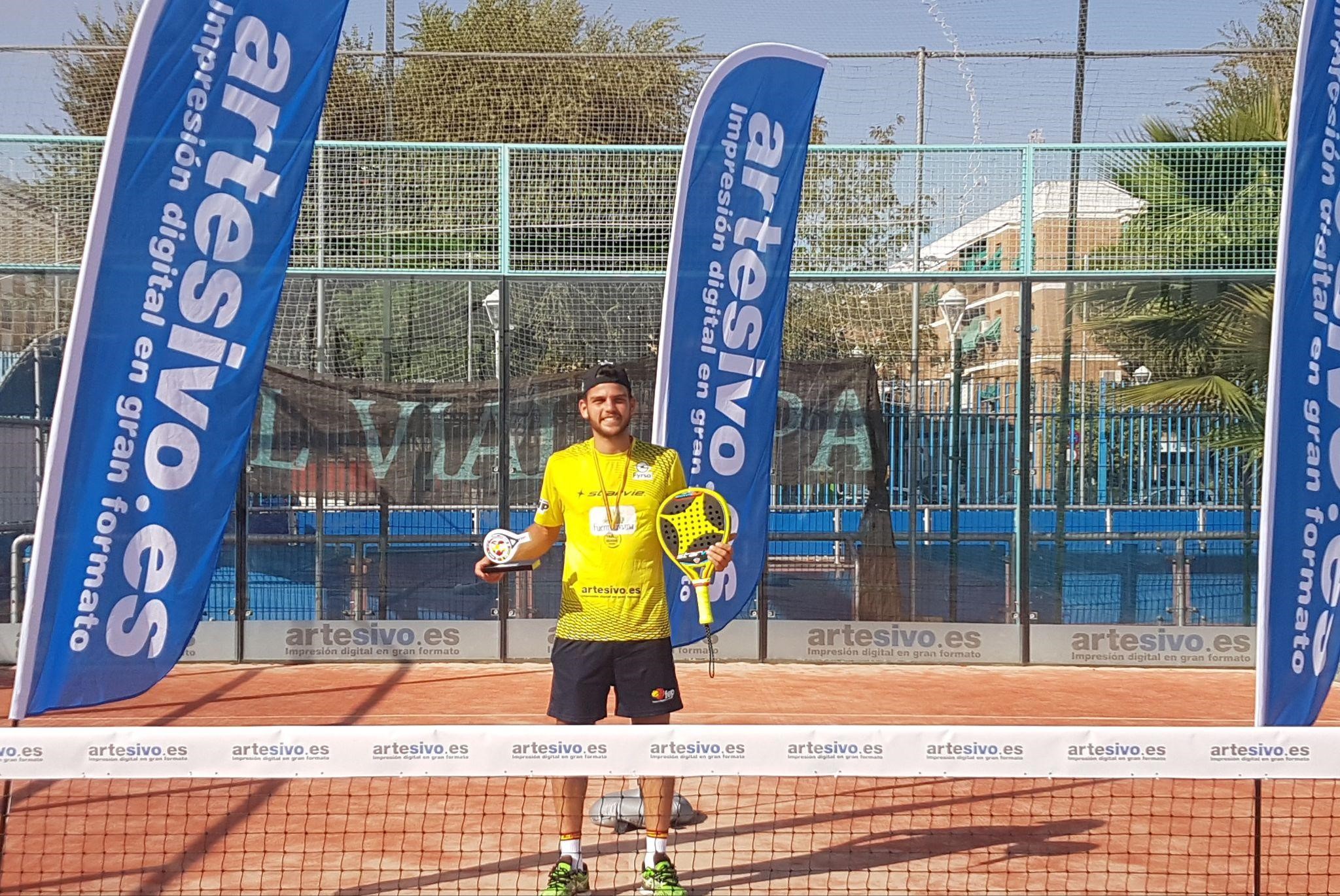 Javi Garrido compartiendo el título de Campeón del mundo en el mundial de pádel de menores de Málaga 2017. 