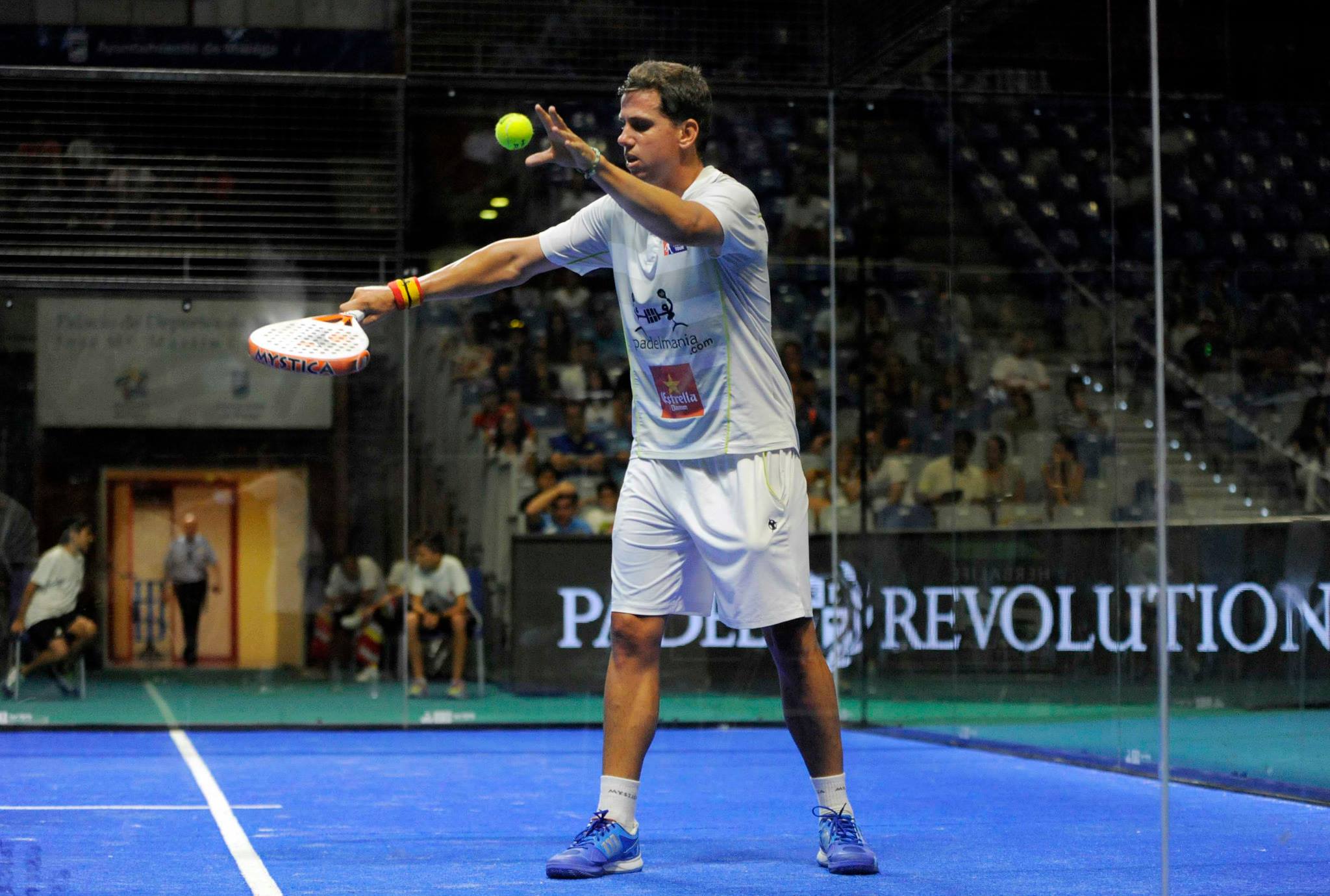 Paquito Navarro preparando su saque