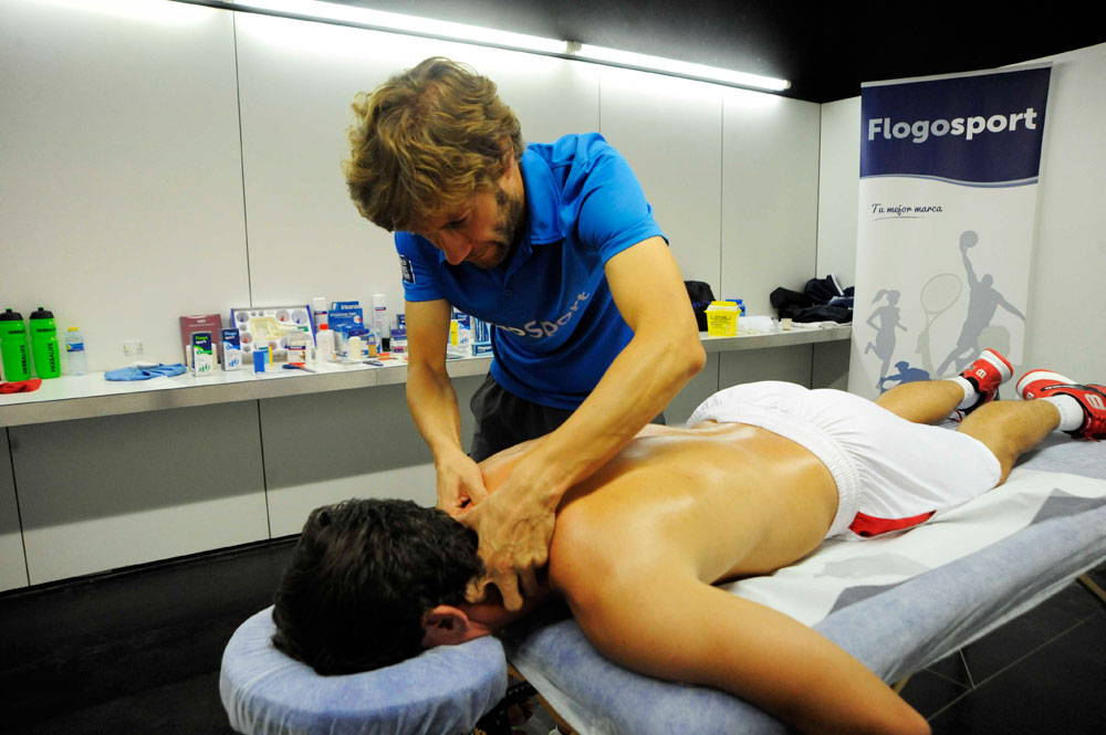 Jordi Riba realizando un masaje a un jugador profesional