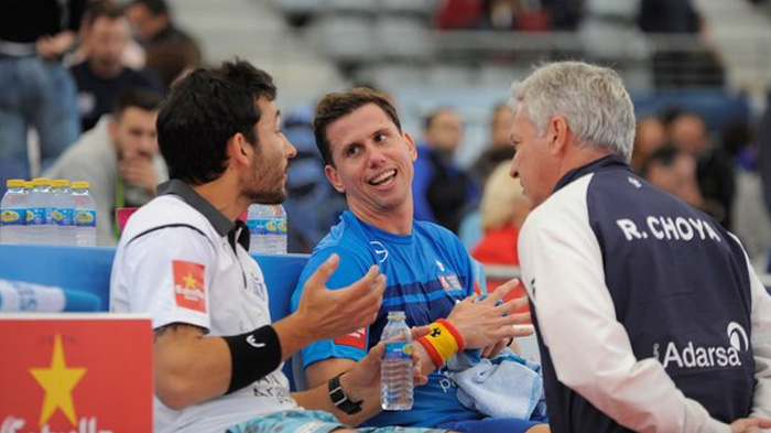 Paquito Navarro y Sanyo hablando en un descanso con Ramiro Choya