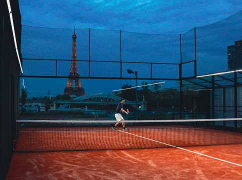 ¿Quieres una cita romántica con tu pareja de pádel? Atento a esta pista instalada cerca de la Torre Eiffel